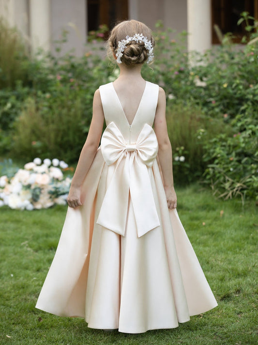 Sleeveless round neck matte satin, pearl waist sash, long full skirt with accordion pleats. The fabric features premium draping, presenting a simple and light luxury style.