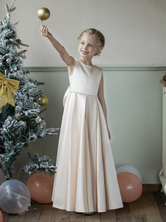 Sleeveless round neck matte satin, pearl waist sash, long full skirt with accordion pleats. The fabric features premium draping, presenting a simple and light luxury style.